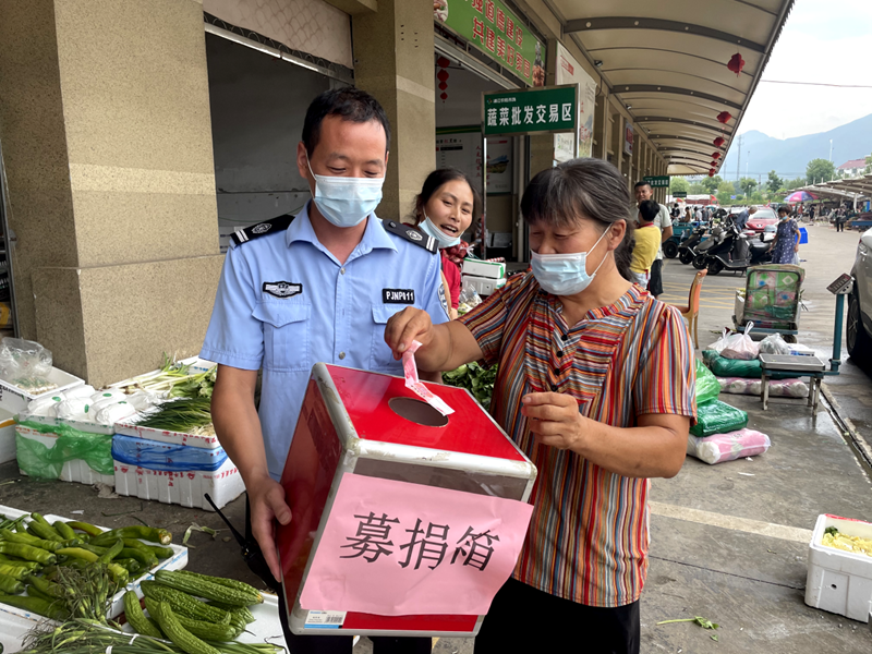 浦江農(nóng)批市場(chǎng)組織愛(ài)心捐款幫助困難商戶抗擊病魔