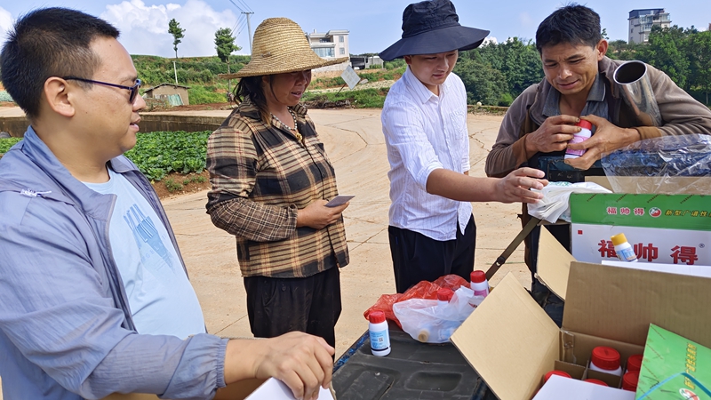 石原金牛為云南種植戶送技術、送優(yōu)惠